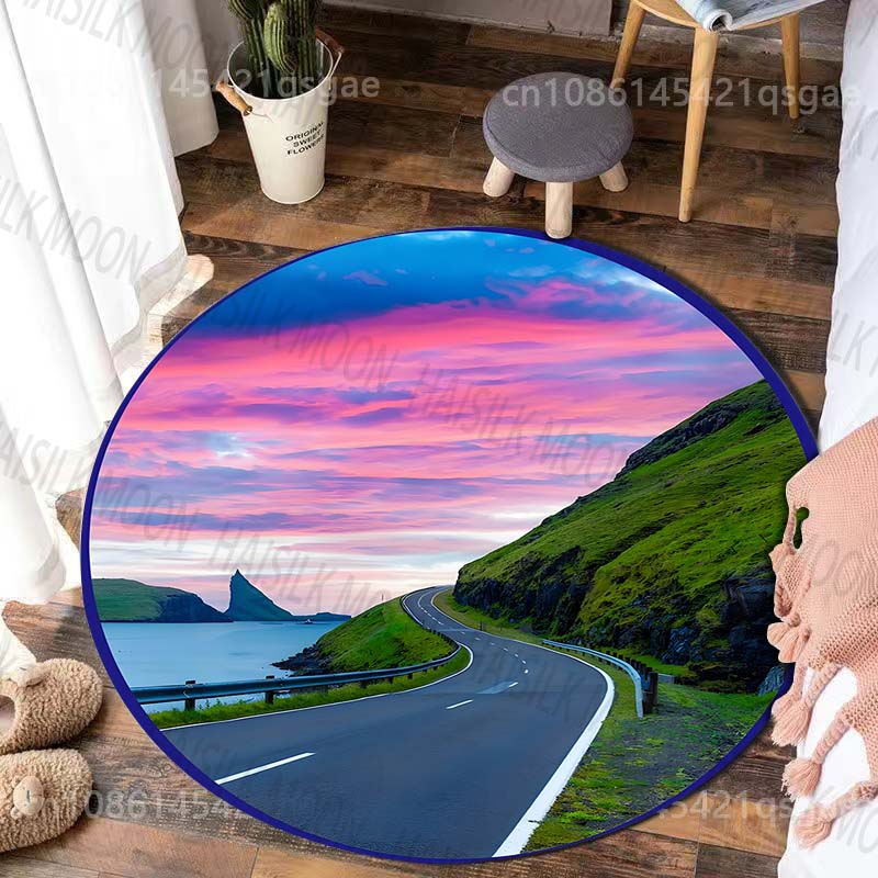 鮮やかな緑が広がる美しい海岸沿いの道柄がプリントされた円形カ - Commercial Road Printing のレビューと価格